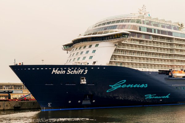 Antares 9 : l'art de naviguer avec élégance et confort.